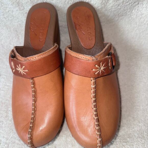 NWOT (Display Pair) Women’s 8 Musse & Cloud By Fiery Leather Wooden Retro Clogs - Picture 1 of 9